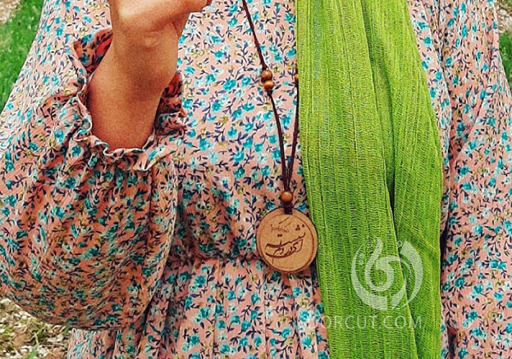 گردن آویز ای در دلم نشسته ...